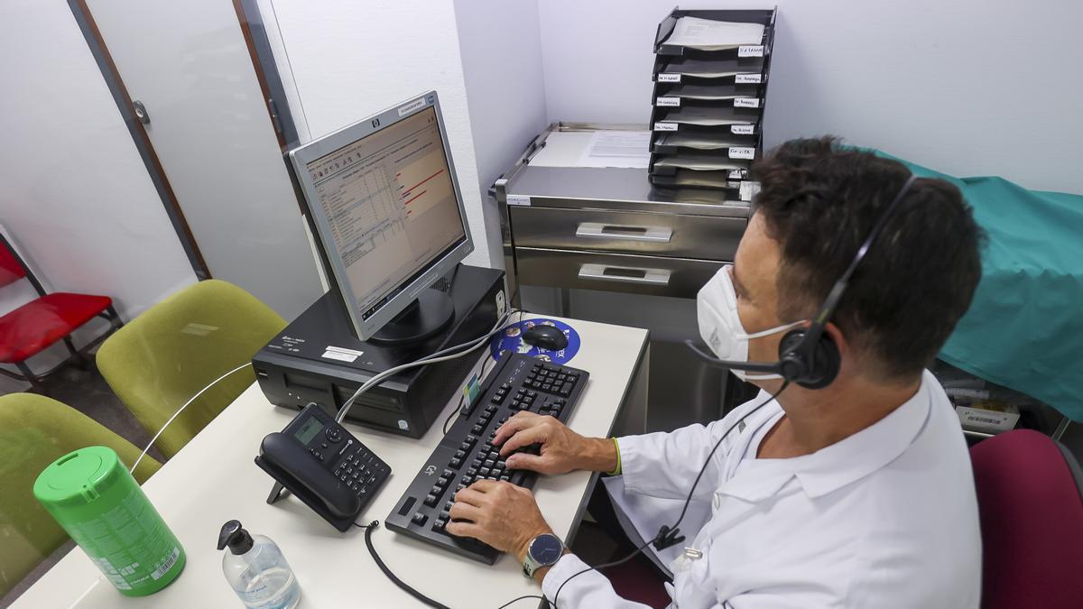 Personal del Hospital de Sant Joan en una consulta telefónica en imagen de archivo.