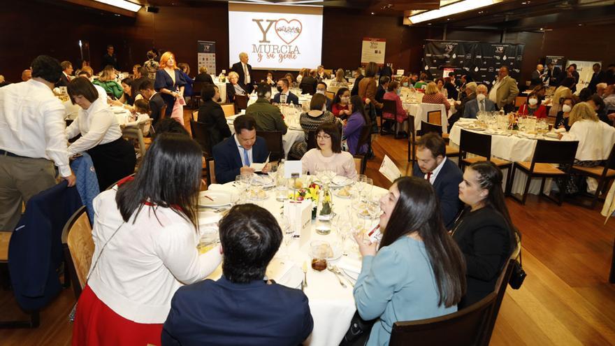 Asistentes a la cena solidaria del viernes noche en Murcia.