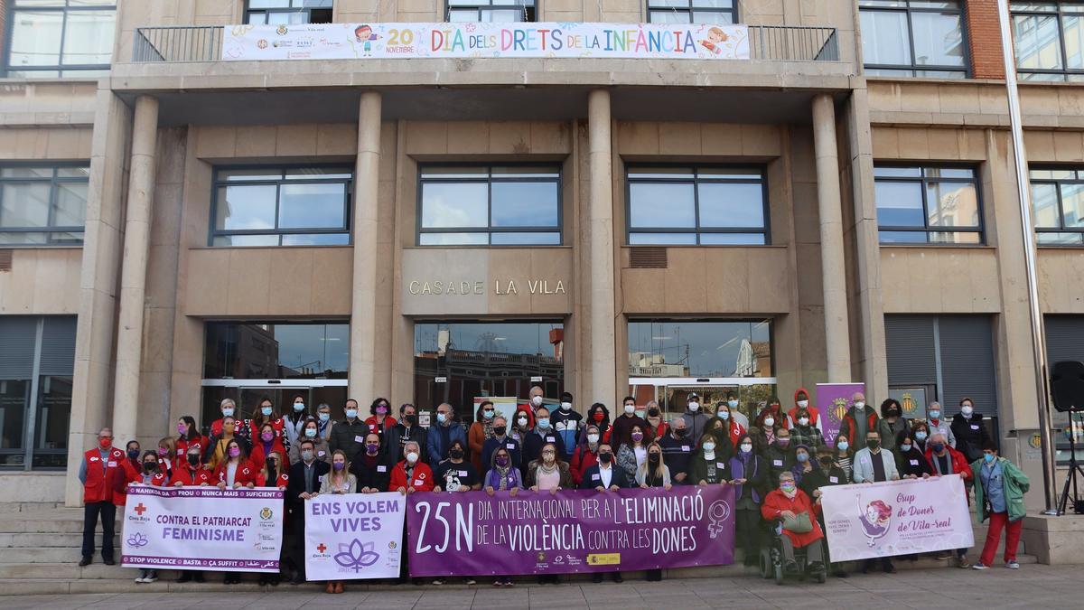 Los representantes políticos de la ciudad, junto a asociaciones y entidades comprometidas en la causa, en la celebración del 25N del año pasado.