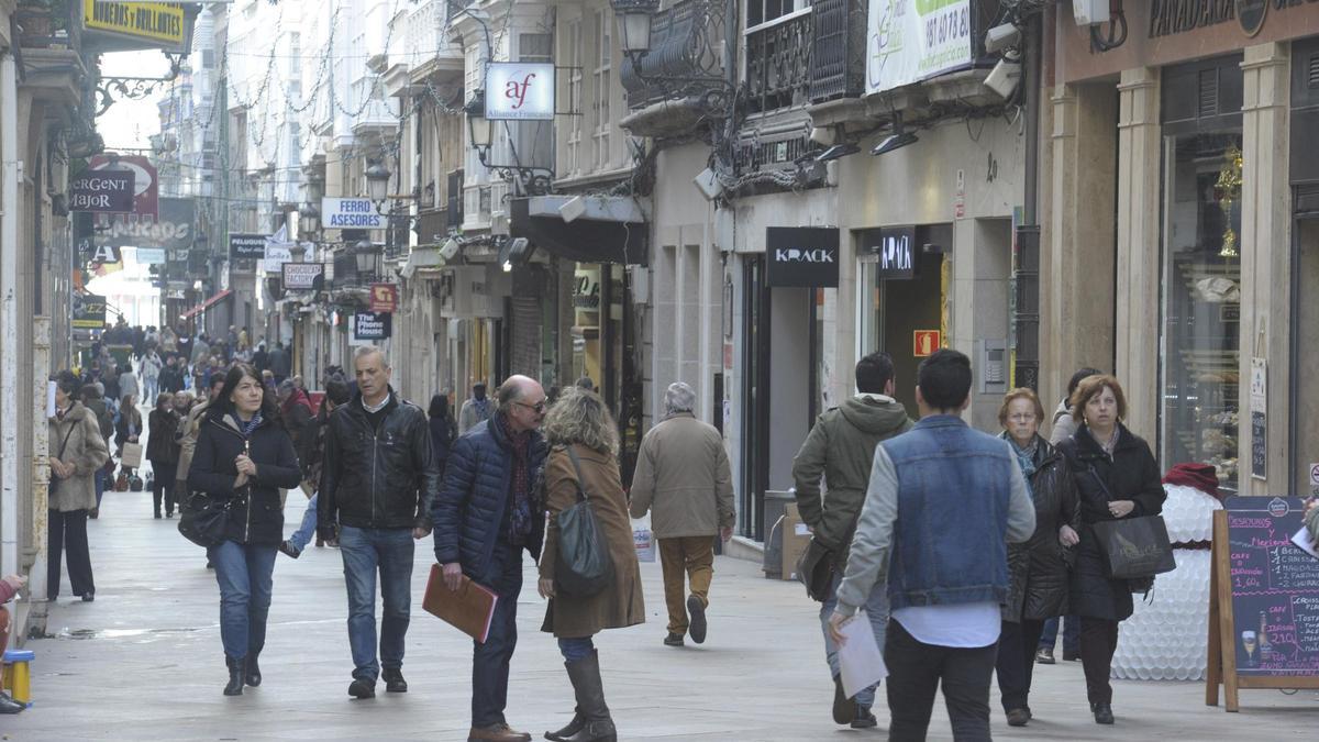 Personas paseando por la calle Real de A Coruña.