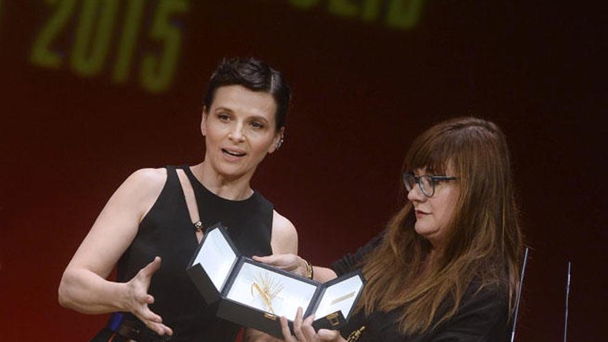 Juliette Binoche recoge la Espiga de Honor de manos de la directora Isabel Coixet.