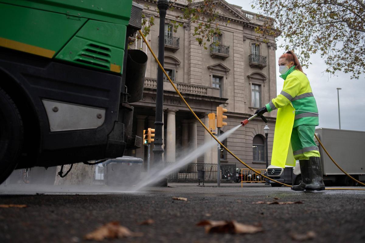 Foto archivo de una trabajadora , limpiando las calles de Barcelona