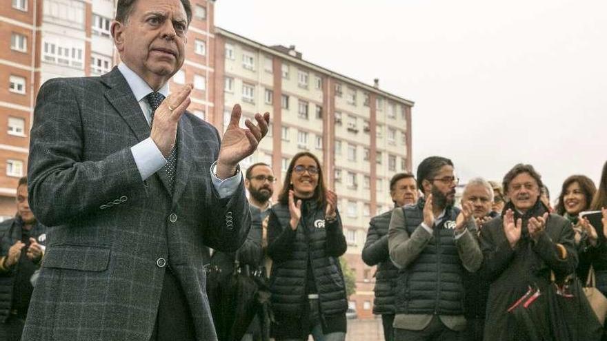 Alfredo Canteli, ayer, durante el acto en la Losa de Renfe junto a otros miembros de su candidatura.