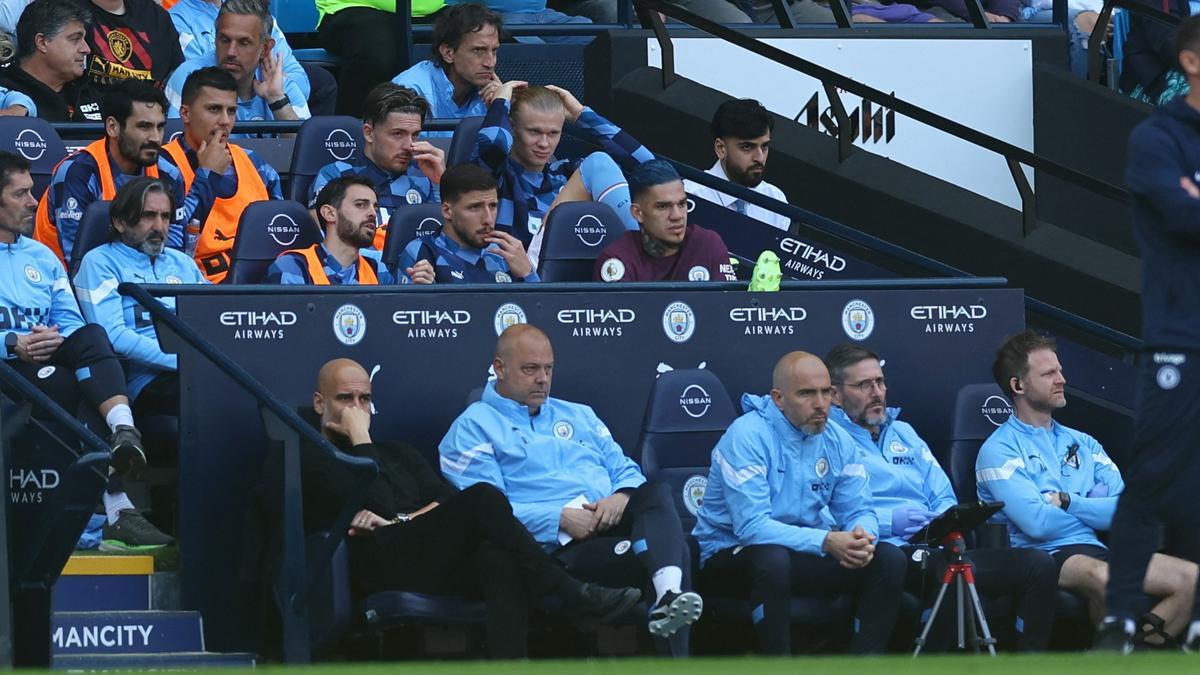 Guardiola y su staff, en el banquillo, con la mayoría de titulares ante el Madrid como suplentes frente al Chelsea.