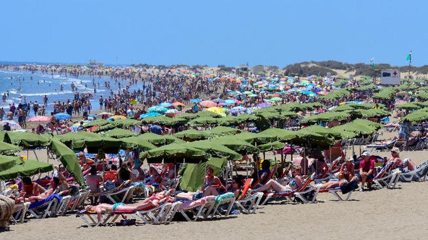 Vista de la playa de Maspalomas, en San Bartolomé de Tirajana, uno de los cinco municipios de la Isla en alerta naranja.