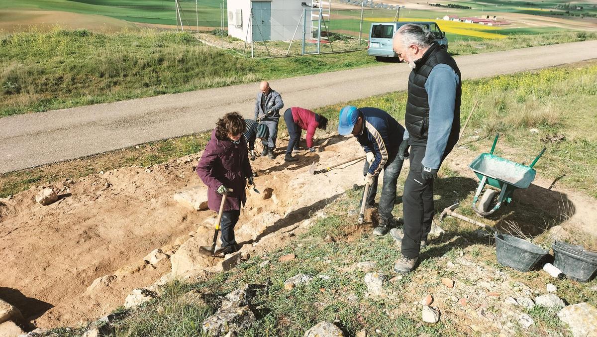 Pilar Ramos con Carlos Sanz y voluntarios escavan en el entorno de la ermita