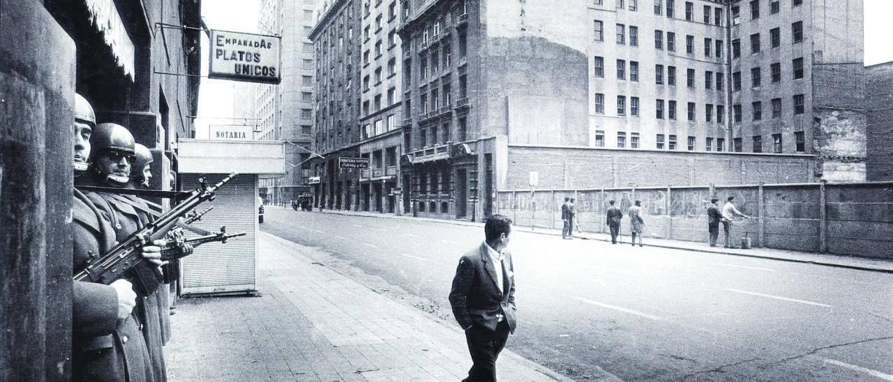 El fotógrafo holandés Koen Wessing (1942 -2011) viajó a Santiago en 1973 apenas se enteró del golpe militar y logró retratar la cruda realidad de los militares al control de la capital.
