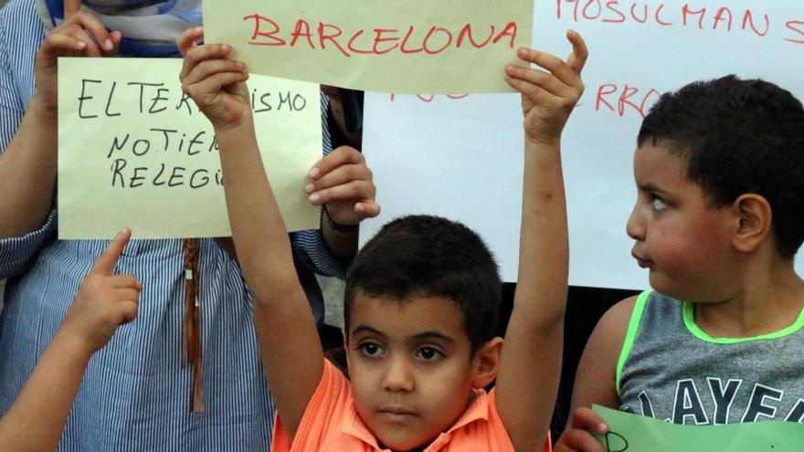 Infants i dones de la comunitat musulmana de Ripoll a les portes de l&#039;ajuntament, el 2017