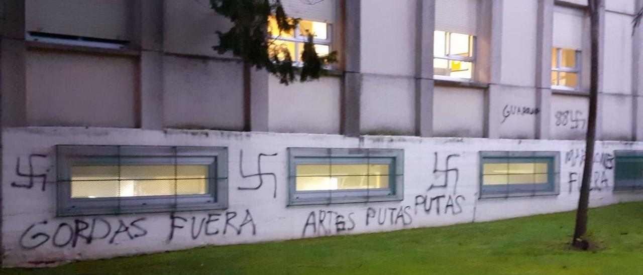 Símbolos nazis y pintadas machistas y homófobas en las paredes del IES Politécnico de Vigo.