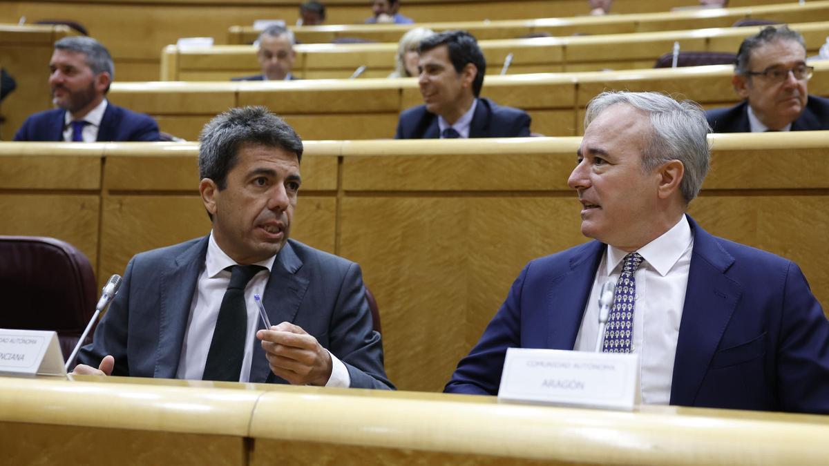 El presidente de la Comunidad Valenciana, Carlos Mazón, charla con el presidente de Aragón, Jorge Azcón, este lunes en el Senado.