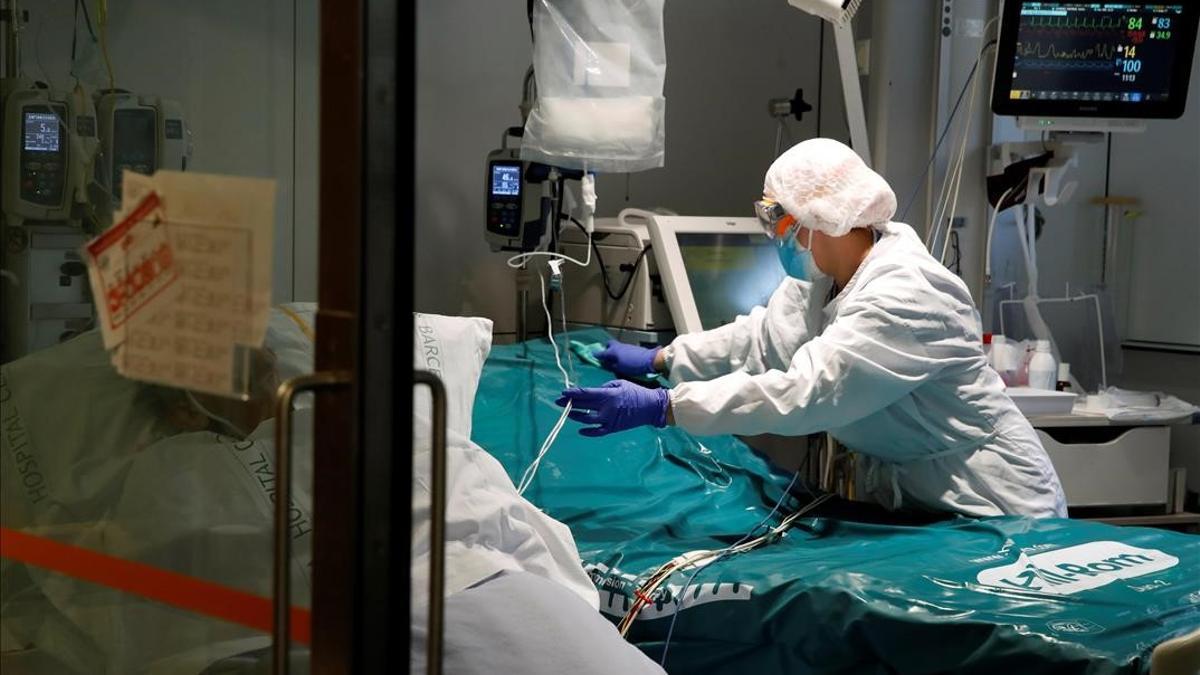 GRAFCAT7206  BARCELONA  19 01 2021 - Profesionales sanitarios trabajan en una de las UCI del Hospital Clinic de Barcelona para pacientes covid  este martes  cuando los indicadores epidemicos en Cataluna han vuelto a mejorar por segundo dia consecutivo  aunque el numero de pacientes en las UCI aun aumenta y ya se ha situado en cifras similares al pico de la segunda ola  con 590 pacientes graves de COVID  40 mas que ayer  EFE Toni Albir