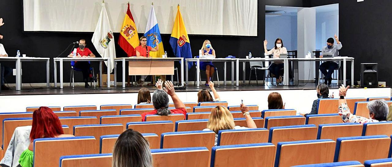 Celebración del Pleno, ayer, en el centro cultural Pancho Guerra de Tunte. | | FRANCISCO ROMERO