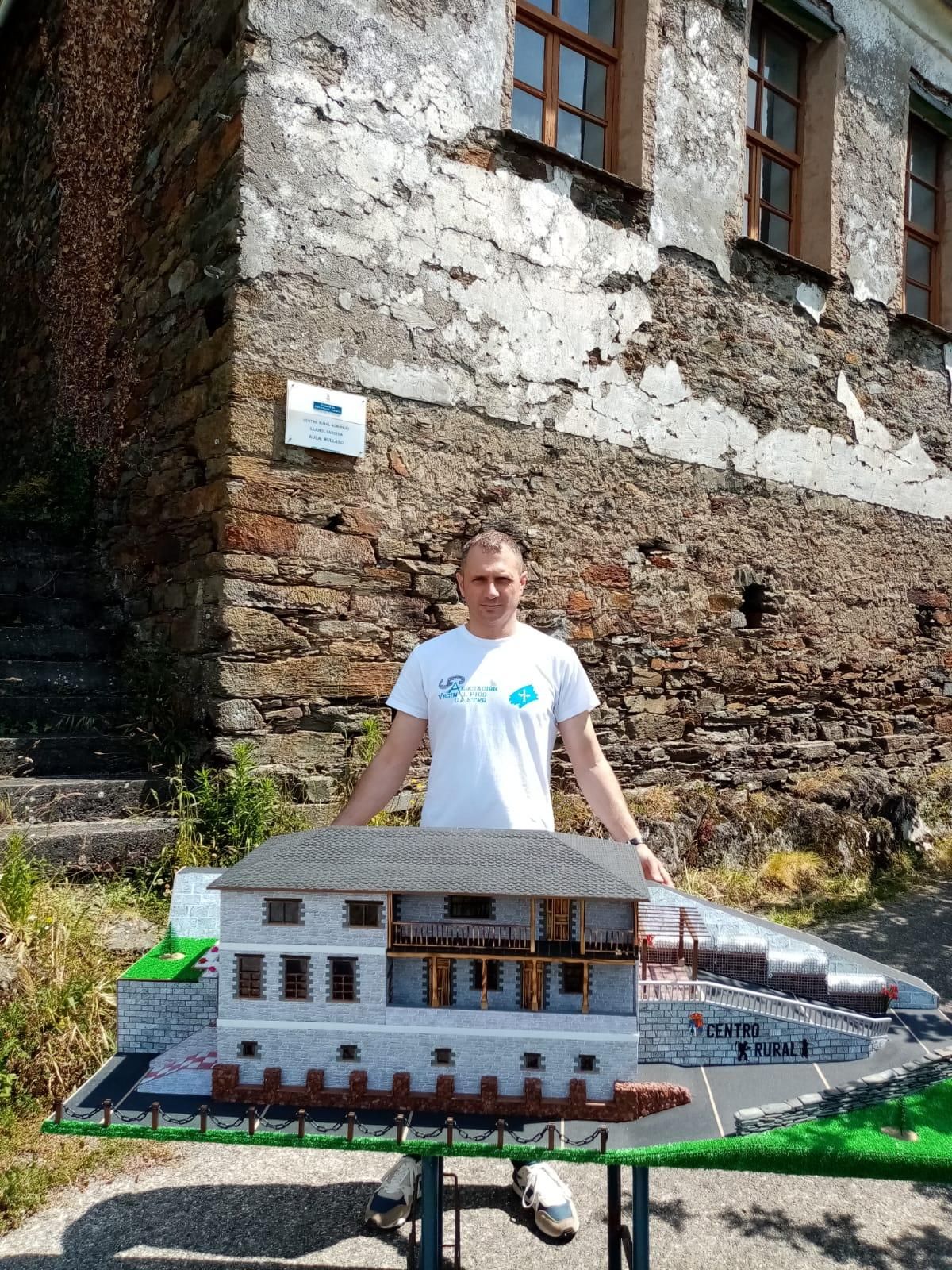 Carlos Fernández, con la maqueta del proyecto