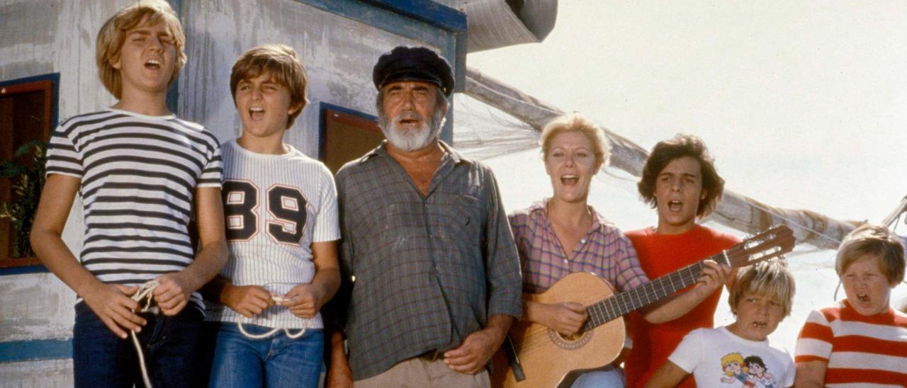 Los protagonistas de &quot;Verano Azul&quot; entonando la canción &quot;No nos moverán&quot; a bordo de La Dorada, en una secuencia de la serie