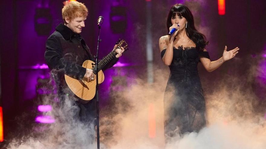 Ed Sheeran recoge el premio en los 40 Music Awards en el Roig Arena