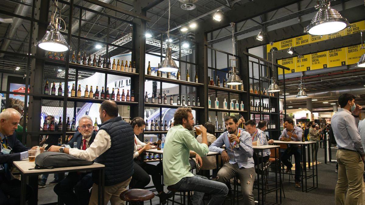 Zona para tomar unas cañas y el aperitivo en el Salón Gourmets.