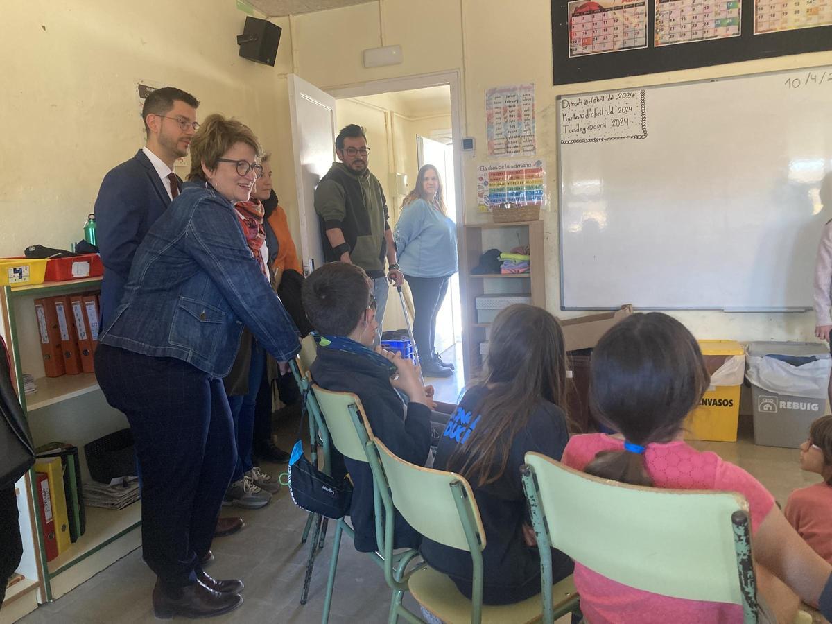 La consellera ha visitat una de les aules de l'escola