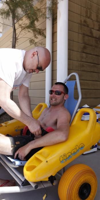 Servicio de baños en la playa de Poniente para personas con discapacidad