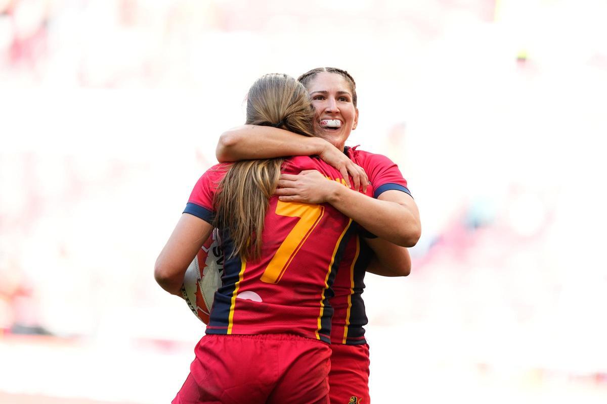 Paula Requena abraza a una compañera durante el partido contra Japón.
