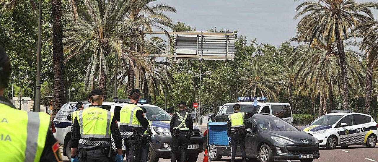 Control policial para atajar los desplazamientos no justificados en València.