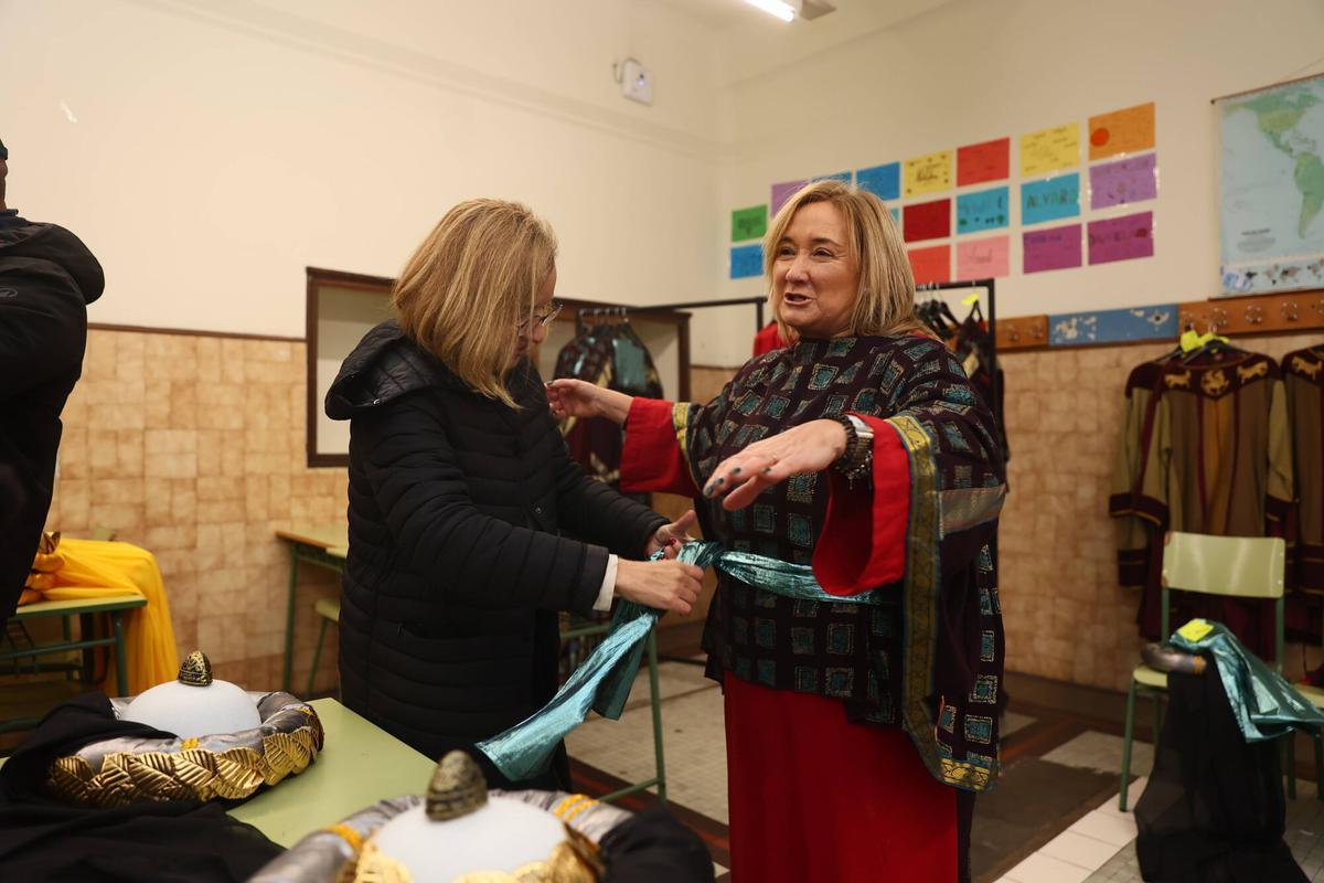 Reportaje con las pruebas de los trajes de la comitiva de los reyes Magos en la Cabalgata de Oviedo. Quedamos a las 16:45 en la puerta del Alfonso con uno de los grupos que va a desfilar
