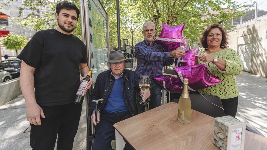 Jorge, el propietario de O Rosal (tercero por la izquierda), con su mujer y clientes ayer estrenado los veladores de su local.