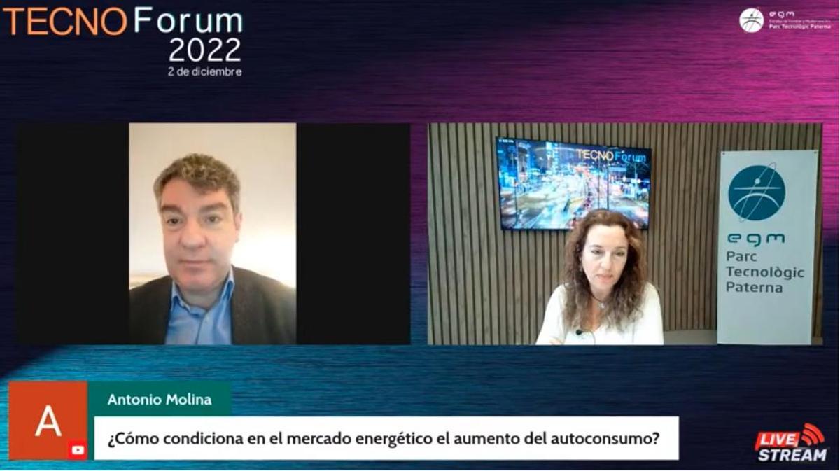 Álvaro Nadal y la gerente de la EGM Manuela Pedraza durante la emisión del Tecnoforum.