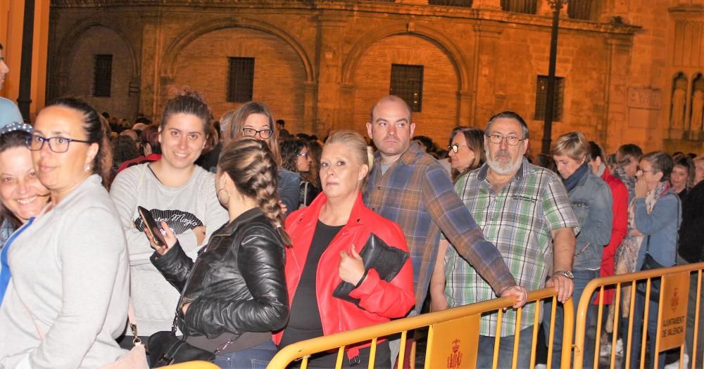 Besamanos de la Virgen de los Desamparados hasta la madrugada