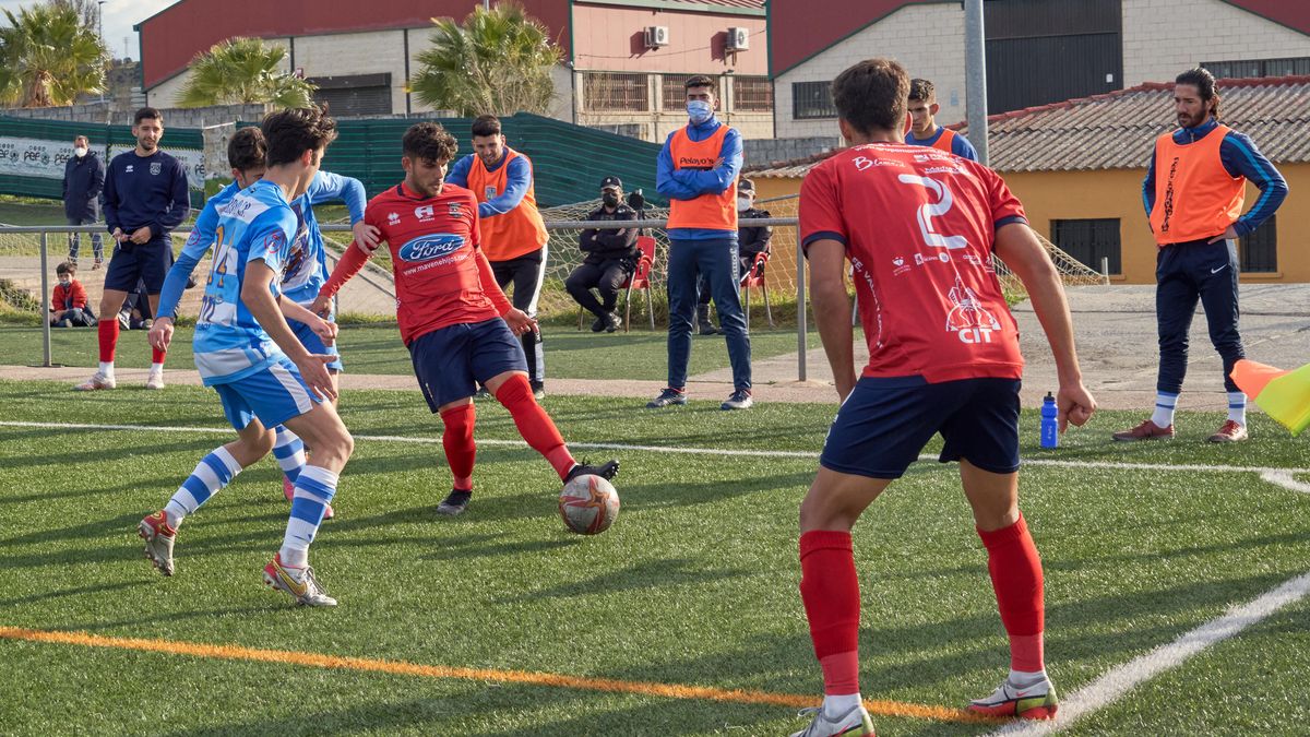 Teto, con el balón, durante el Diocesano-Arroyo jugado en Pinilla a principios del mes de marzo.
