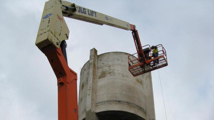 Un elevador asciende al depósito de Pobladura a dos trabajadores.