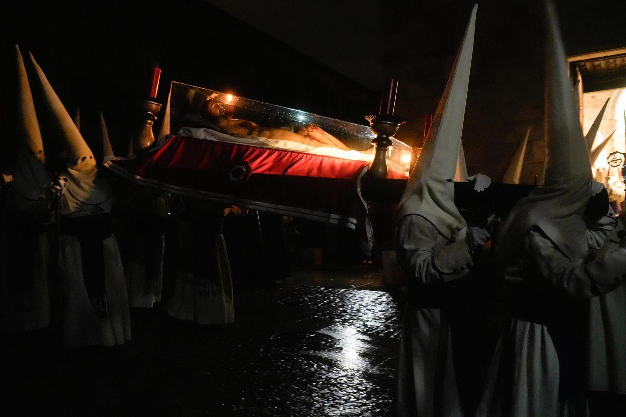 GALERÍA | La procesión del Yacente, en imágenes