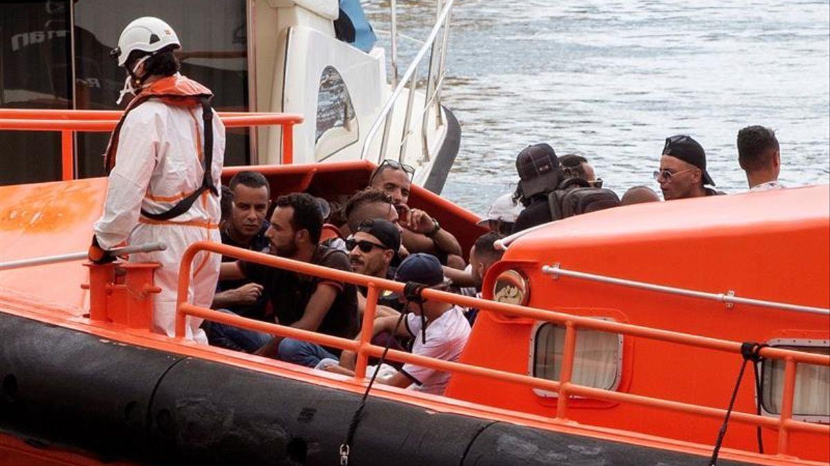 Desembarcan en Cala Reona 83 inmigrantes, siete de ellos menores, que viajaban en dos pateras: la Guardia Civil los intercepta en la playa