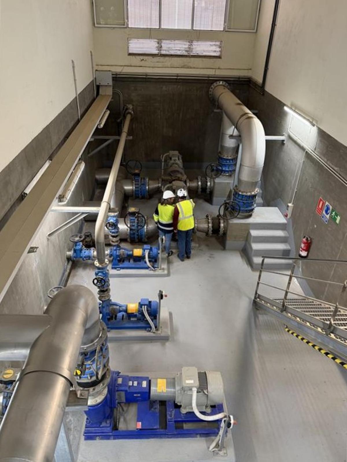 Operarios realizan labores de mantenimiento.