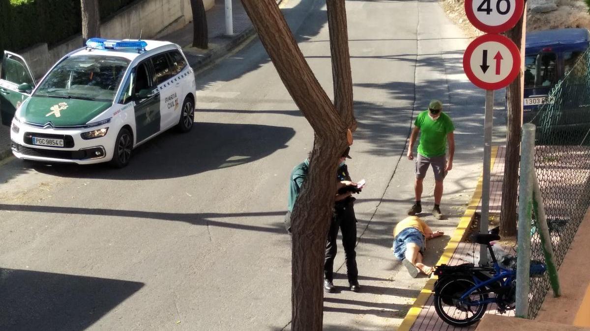 Trasladado al hospital tras caerse de la bici en Xàbia al cruzársele su propio perro
