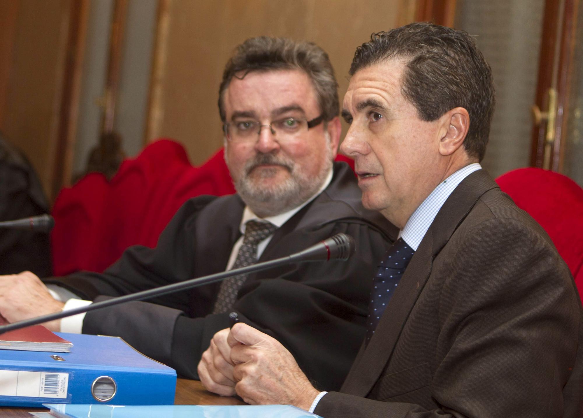 Jaume Matas (derecha), junto a su abogado, durante el juicio de corrupción celebrado en 2013 en la Audiencia de Palma de Mallorca.