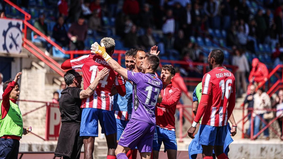 Los jugadores del Don Benito celebran un gol en el Vicente Sanz.