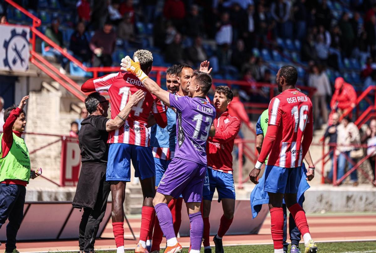 Los jugadores del Don Benito celebran un gol en el Vicente Sanz.
