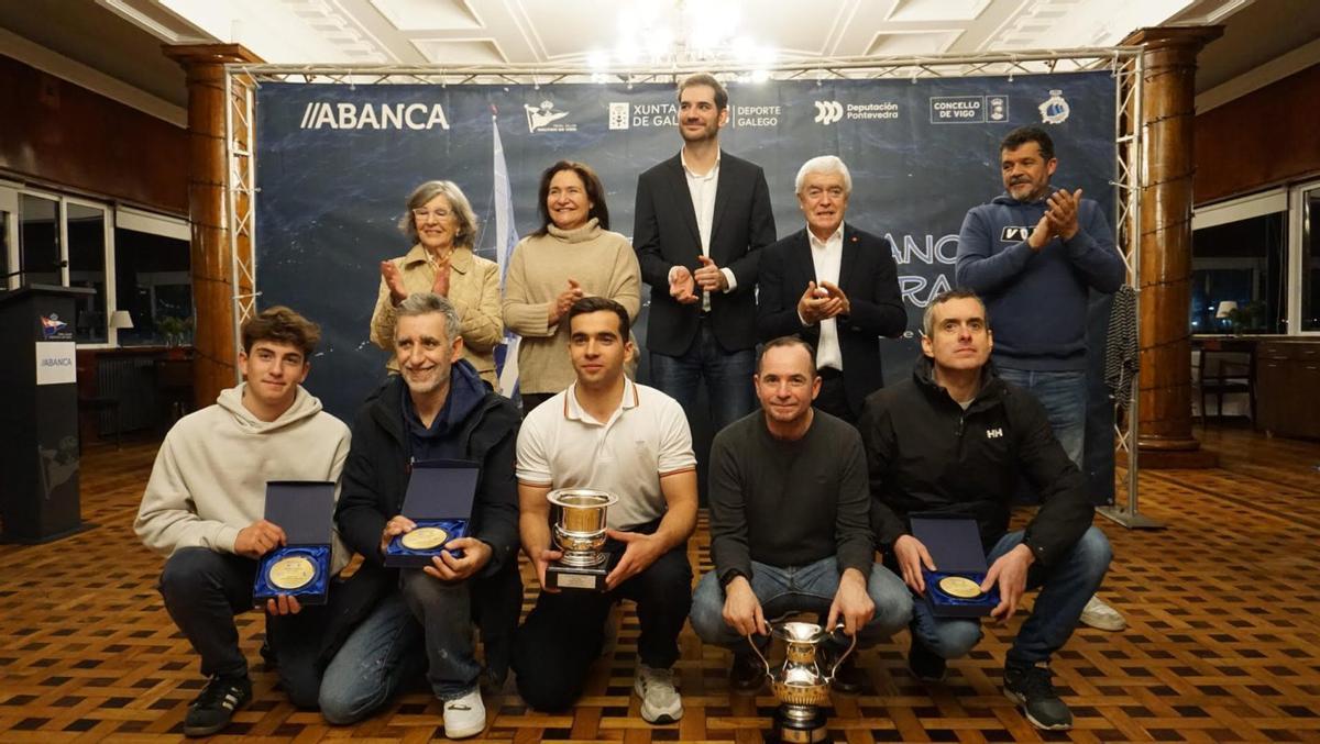 El presidente del Real Club Náutico, Tone Pérez, con diversas autoridades y los vencedores. | FIRMA
