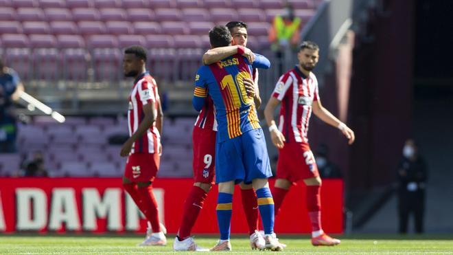 El abrazo de Leo Messi y Luis Suárez