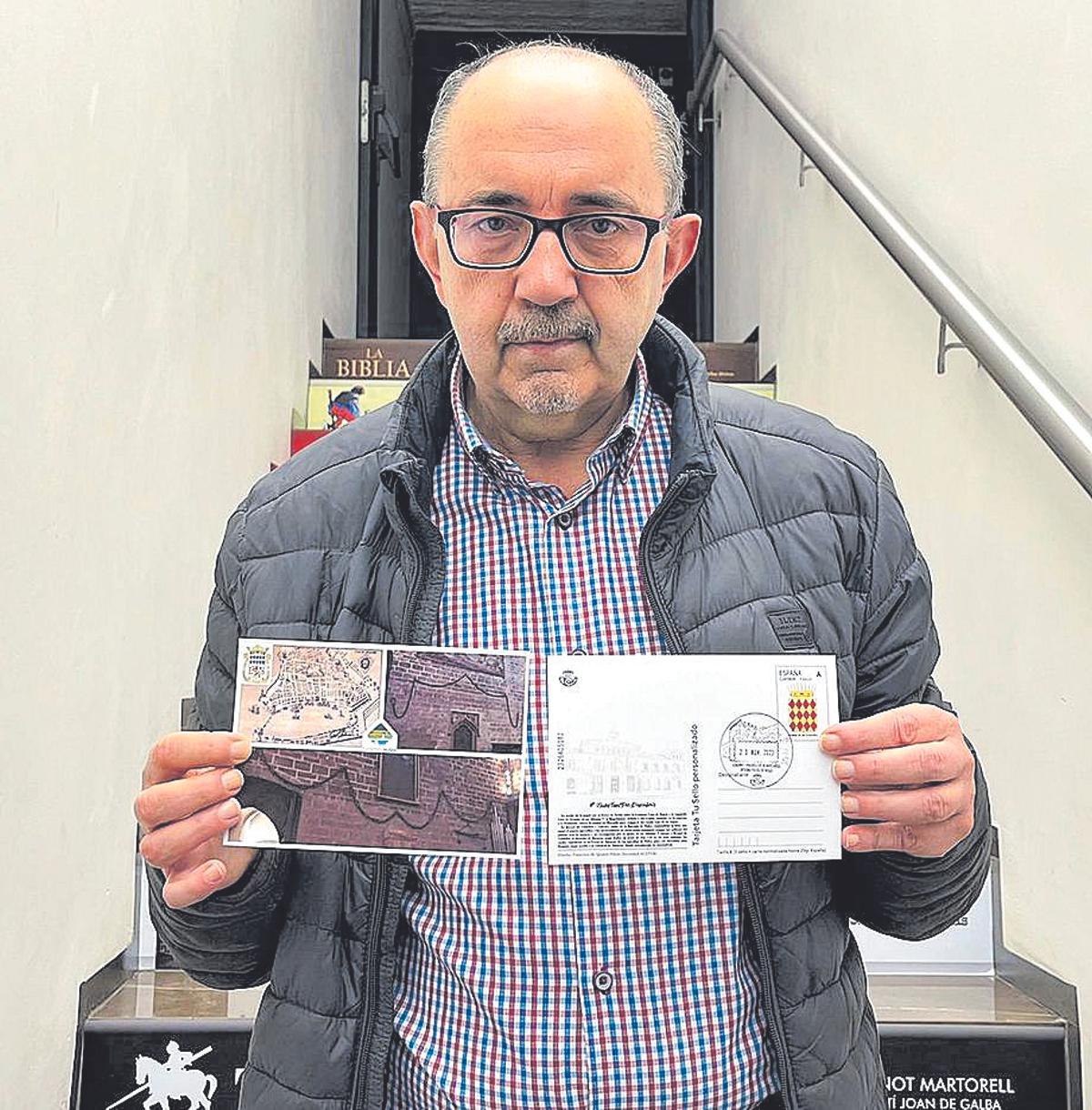 El presidente de la sociedad filatélica, Ricardo Yáñez, con la postal editada.