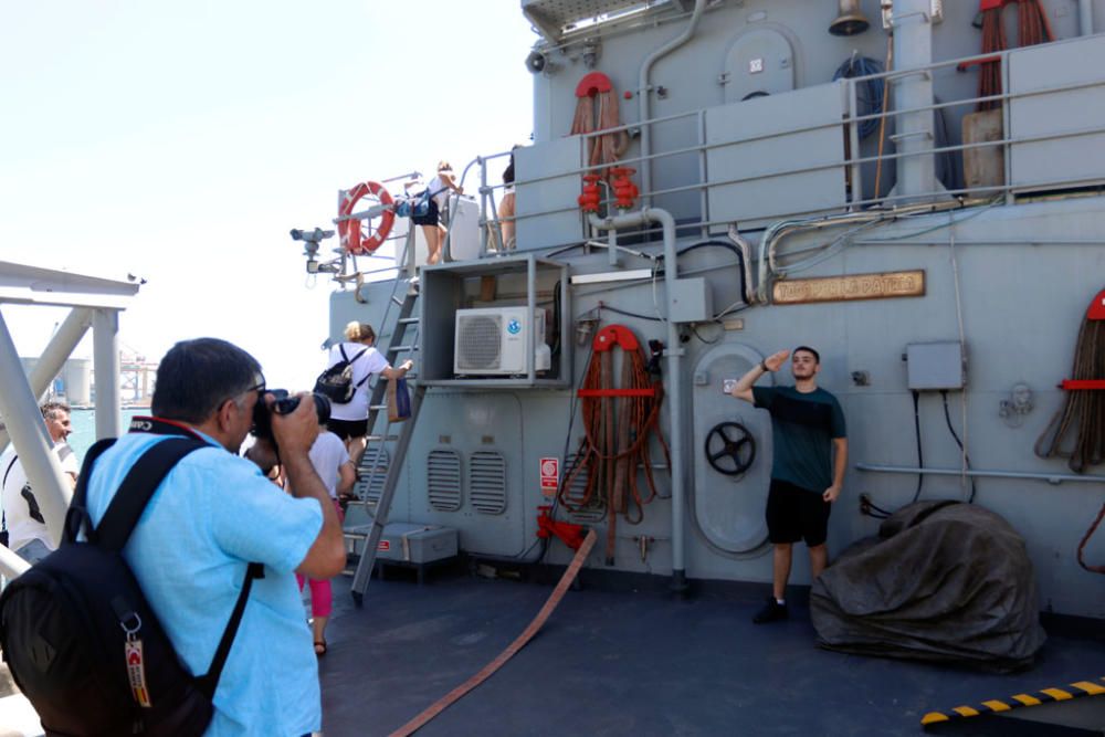 El buque de la Armada 'Infanta Cristina' abre sus puertas al público durante los dos días que estará atracado en el muelle dos del Puerto de Málaga.