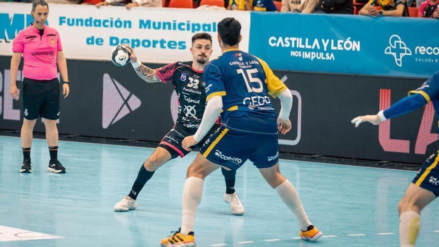 El Ángel Ximénez compite hasta el límite, pero cede en Valladolid y sigue al filo del descenso en la Asobal