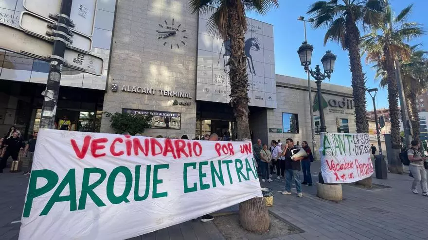 Protesta a las puertas de la estación de trenes de Alicante para reclamar el Parque Central