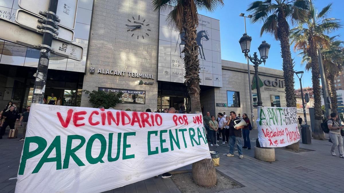 Protesta a las puertas de la estación de trenes de Alicante para reclamar el Paque Central