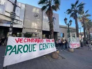 Protesta a las puertas de la estación de trenes de Alicante para reclamar el Paque Central