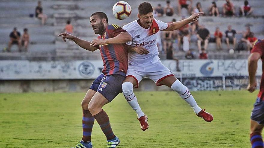 Alejandro Faurlín disputa un balón por lo alto, durante un partido de la pretemporada.