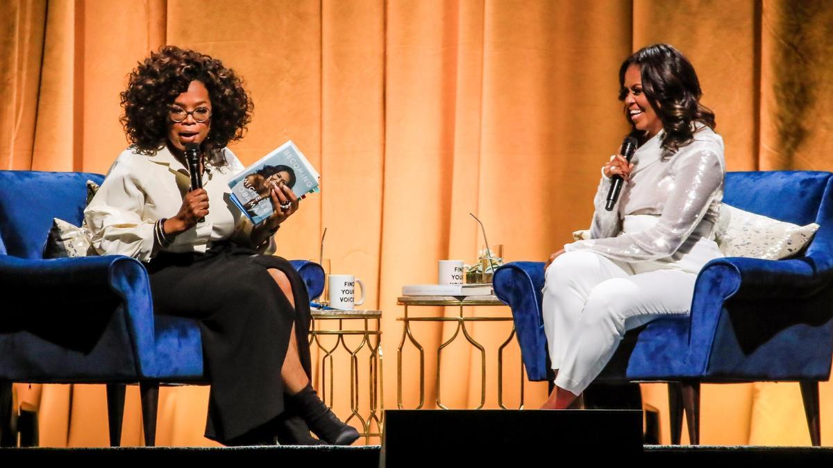 Oprah Winfrey, con Michelle Obama en un acto de promoción del libro de la ex primera dama estadounidense.