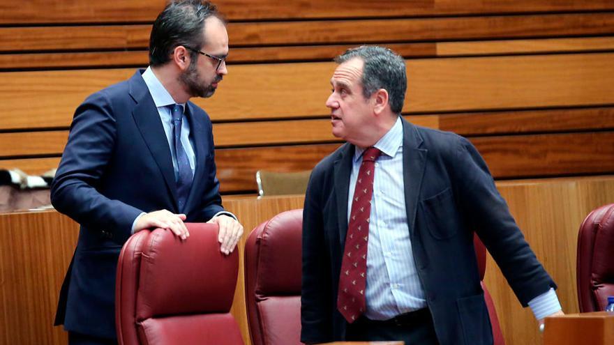 El procurador de Vox Jesús García-Conde (izquierda), conversa con el popular Pablo Trillo en el pleno.