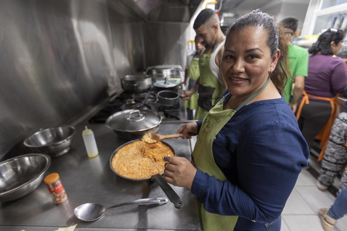 Keby Goff participa en un taller de cocina saludable para los usuarios de Servicios Sociales de Barcelona.