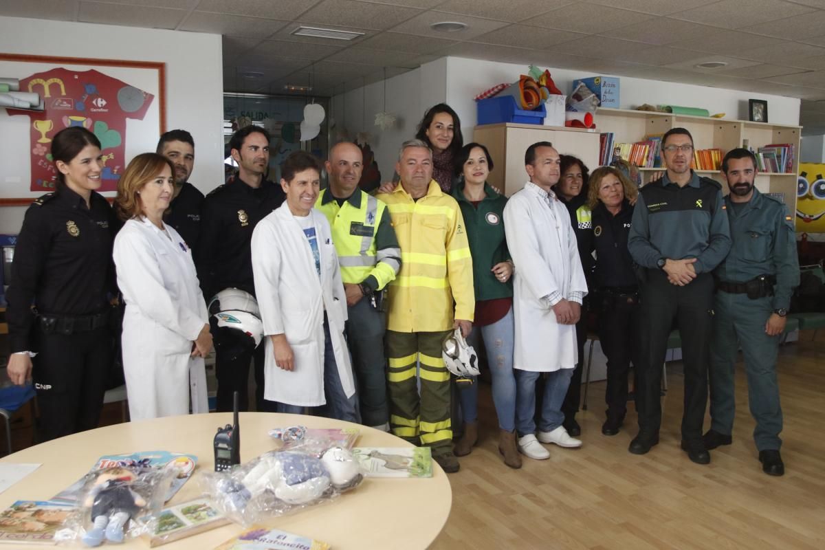 La asociación Sonrisas visita  a los niños hospitalizados en el Reina Sofía